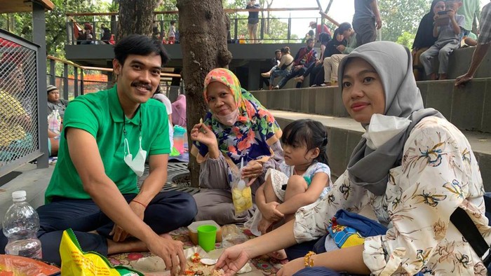 Warga piknik di Taman Tebet Eco Park, Jaksel