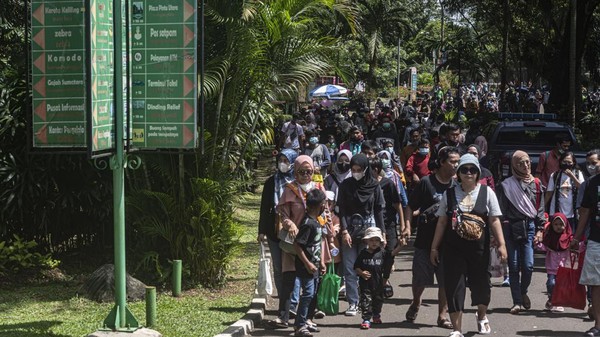 Warga Jakarta dan sekitarnya memanfaatkan libur Idul Fitri 1443 H untuk berekreasi bersama keluarga ke tempat-tempat wisata di Ibu Kota. ANTARA FOTO/Aprillio Akbar