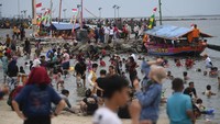 Pengunjung memadati kawasan Pantai Ancol di Taman Impian Jaya Ancol, Jakarta, Selasa (3/5/2022). ANTARA FOTO/Akbar Nugroho Gumay