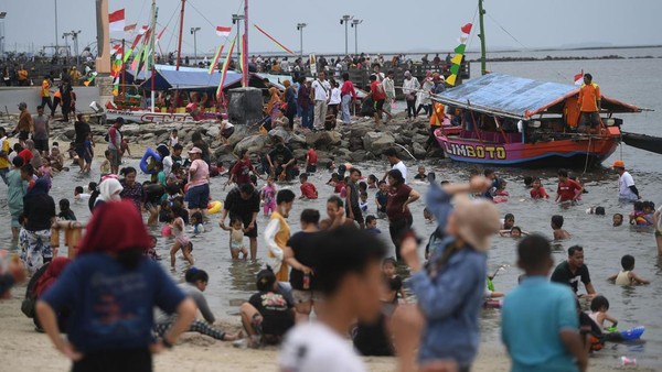Pengunjung memadati kawasan Pantai Ancol di Taman Impian Jaya Ancol, Jakarta, Selasa (3/5/2022). ANTARA FOTO/Akbar Nugroho Gumay Pengunjung memadati kawasan Pantai Ancol di Taman Impian Jaya Ancol, Jakarta, Selasa (3/5/2022). ANTARA FOTO/Akbar Nugroho Gumay