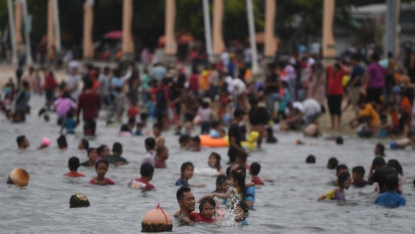 Ancol kembali ramai dikunjungi wisatawan pada saat liburan Hari Raya Idul Fitri 1443 H setelah dua tahun sebelumnya sempat mengalami penurunan kunjungan wisatawan akibat pandemi COVID-19. ANTARA FOTO/Akbar Nugroho Gumay Ancol kembali ramai dikunjungi wisatawan pada saat liburan Hari Raya Idul Fitri 1443 H setelah dua tahun sebelumnya sempat mengalami penurunan kunjungan wisatawan akibat pandemi COVID-19. ANTARA FOTO/Akbar Nugroho Gumay
