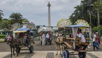 Warga naik delman di kawasan luar Monumen Nasional (Monas), Jakarta, Selasa (3/5/2022). ANTARA FOTO/Galih Pradipta