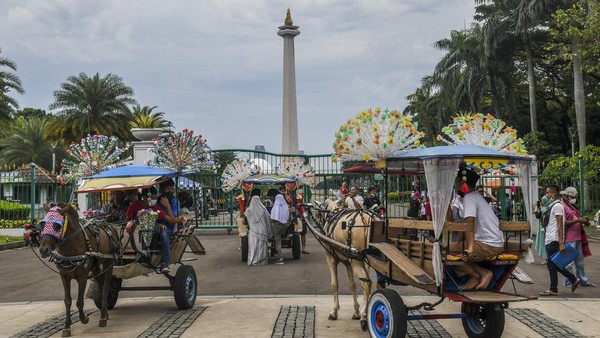 Warga naik delman di kawasan luar Monumen Nasional (Monas), Jakarta, Selasa (3/5/2022). ANTARA FOTO/Galih Pradipta