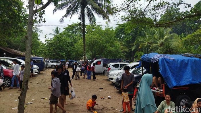 H+2 Lebaran para pengunjung mulai padati Pantai Carita Pandeglang. Terlihat antusias warga sedang berekreasi air di pantai, Rabu, 4/5/2022.