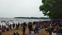 Berdasarkan pantuan detikcom, Rabu, (4/5/2022), pengunjung memadati kawasan wisata Pantai Lagundi Carita, Pandeglang, Banten.