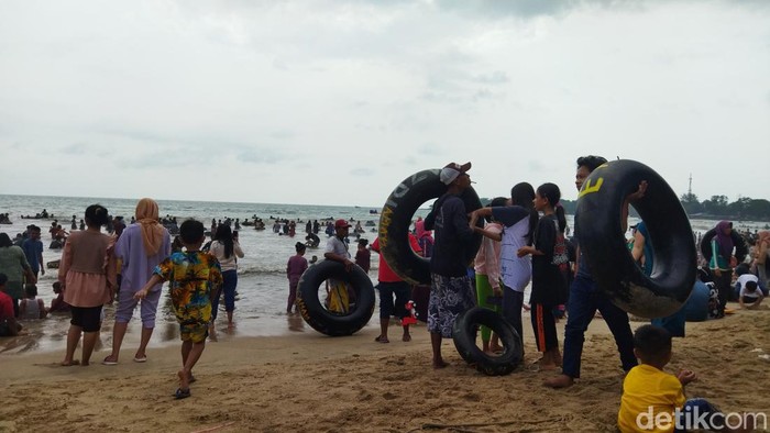 Wisata Pantai Carita Pandeglang Dipadati Pengunjung H+2 Lebaran para pengunjung mulai padati Pantai Carita Pandeglang. Terlihat antusias warga sedang berekreasi air di pantai, Rabu, 4/5/2022.
