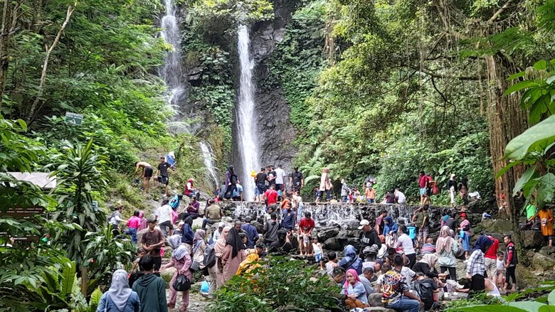 Wisatawan di Curug Cilember, Puncak Bogor Wisatawan di Curug Cilember, Puncak Bogor
