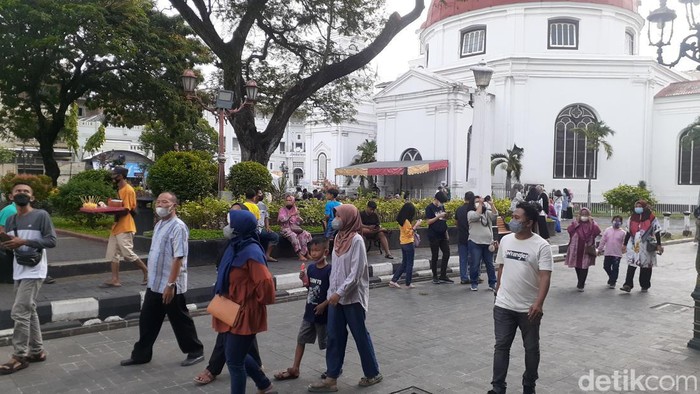 Wisatawan memadati kawasan Kota Lama Semarang, Rabu (4/5/2022).