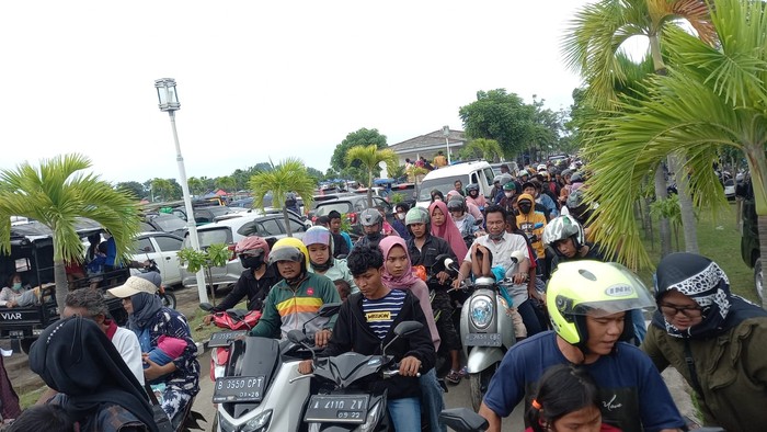 Wisatawan lokal padati Pantai Tanjung Pasir, Tangerang. Jalan dari dan menuju lokasi macet, Rabu (4/5/2022).