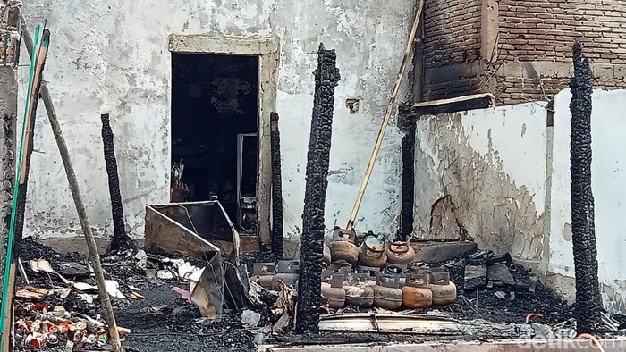 2 Rumah warga di Makassar terbakar saat ditinggal penghuninya mudik ke Palopo.