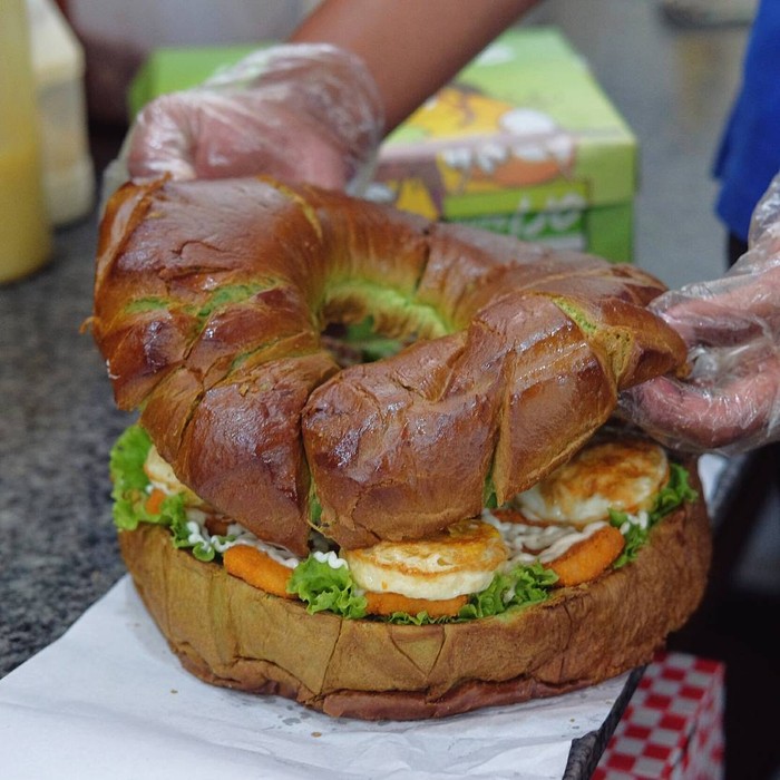 5 Kuliner Jumbo di Malang, Ada Burger hingga Nasi Goreng ‘Portugal’