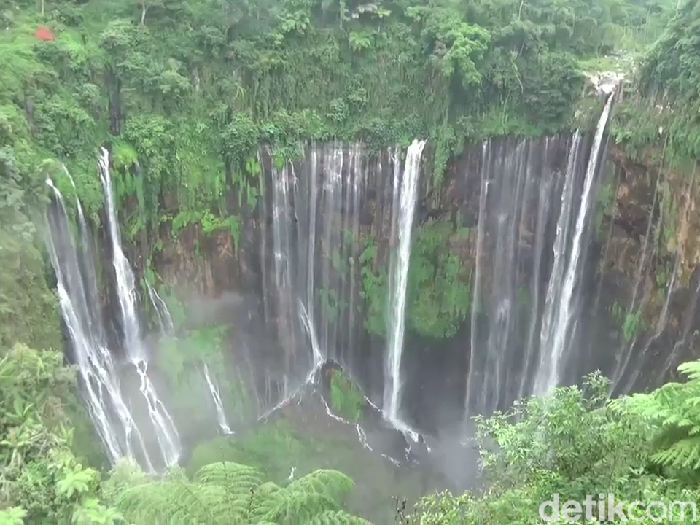 Ada banyak wisata alam di Lumajang yang bisa dinikmati saat libur Lebaran 2022. Salah satunya air terjun Tumpak Sewu di lereng Semeru.