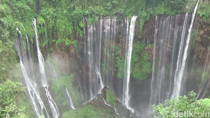 Ada banyak wisata alam di Lumajang yang bisa dinikmati saat libur Lebaran 2022. Salah satunya air terjun Tumpak Sewu di lereng Semeru.