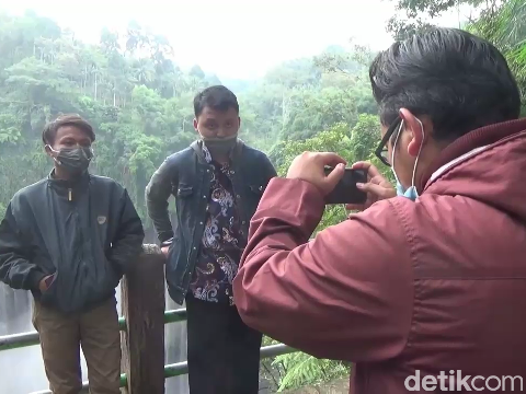 Ada banyak wisata alam di Lumajang yang bisa dinikmati saat libur Lebaran 2022. Salah satunya air terjun Tumpak Sewu di lereng Semeru.
