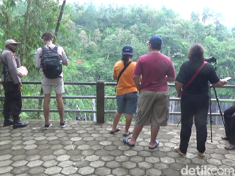 Ada banyak wisata alam di Lumajang yang bisa dinikmati saat libur Lebaran 2022. Salah satunya air terjun Tumpak Sewu di lereng Semeru.