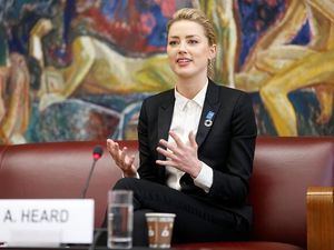 Johnny Depp Bawa Foto Telanjang Amber Heard ke Pengadilan