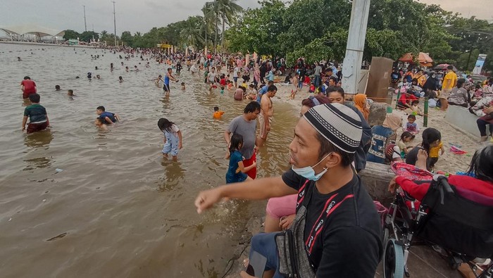Ancol masih dipadati warga di libur Lebaran 2022 (Wildan/detik)