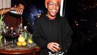 Menghadiri sebuah acara, Anderson .Paak ditantang untuk makan saus. Beginilah momen keseruannya saat dijejerkan saus dengan berbagai merek. Foto: Getty Images