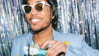 Begini gaya Anderson .Paak saat meracik minumannya sendiri. Namun, netizen justru salah fokus dengan penampilan nyentrik Anderson .Paak Foto: Getty Images