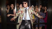 Justru kini ia menggunakan foto Pak Tarno sebagai foto profil di Instagramnya. Hal tersebut sukses menyita perhatian netizen Indonesia. Foto: Getty Images