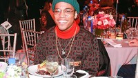 Anderson .Paak sendiri dikenal sebagai musisi yang selalu berpenampilan nyentrik. Seperti saat menghadiri acara Billboard yang satu ini. Ia mengenakan kalung ketika makan malam. Foto: Getty Images