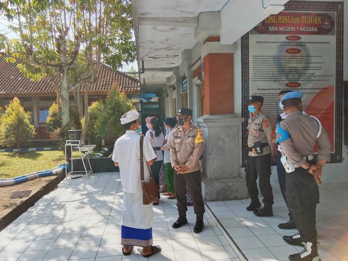 Antisipasi aksi konvoi, petugas dari Polsek Kota Jembrana turun ke sekolah-sekolah di wilayah Jembrana, Kamis (5/5/2022)