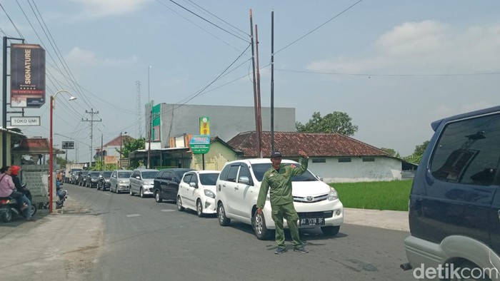 Antrean kendaraan mengular di kawasan wisata air Kecamatan Tulung dan Polanharjo, Klaten, Kamis (5/5/2022).