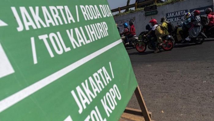 Pemudik dengan sepeda motor melintas di kawasan Simpang Jonim menuju arah Jakarta di Karawang, Jawa Barat, Kamis (5/5/2022). Kementerian Perhubungan memperkirakan puncak arus balik Lebaran 2022 akan terjadi pada 6-8 Mei 2022. ANTARA FOTO/Aprillio Akbar/nym.