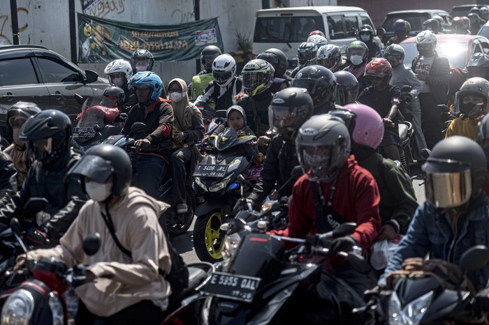 Pemudik dengan sepeda motor melintas di kawasan Simpang Jonim menuju arah Jakarta di Karawang, Jawa Barat, Kamis (5/5/2022). Kementerian Perhubungan memperkirakan puncak arus balik Lebaran 2022 akan terjadi pada 6-8 Mei 2022. ANTARA FOTO/Aprillio Akbar/nym.