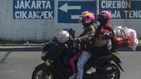 Pemudik dengan sepeda motor melintas di kawasan Simpang Jonim menuju arah Jakarta di Karawang, Jawa Barat, Kamis (5/5/2022). 