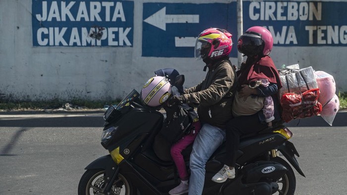 Arus Balik di Simpang Jonim Karawang Mulai Padat Pemudik Sepeda Motor Pemudik dengan sepeda motor melintas di kawasan Simpang Jomin menuju arah Jakarta di Karawang, Jawa Barat, Kamis (5/5/2022). Kementerian Perhubungan memperkirakan puncak arus balik Lebaran 2022 akan terjadi pada 6-8 Mei 2022. ANTARA FOTO/Aprillio Akbar/nym.