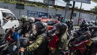 Pemudik dengan sepeda motor melintas di kawasan Simpang Jonim menuju arah Jakarta di Karawang, Jawa Barat, Kamis (5/5/2022). 