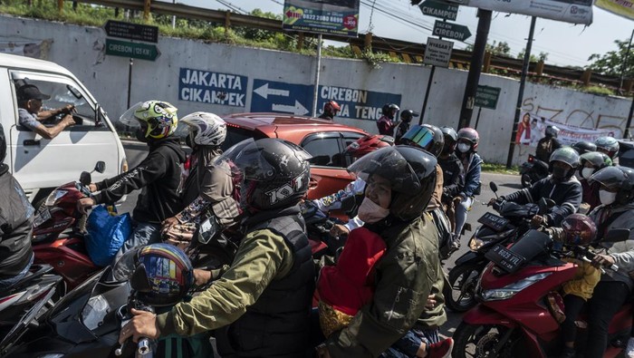 Pemudik dengan sepeda motor melintas di kawasan Simpang Jonim menuju arah Jakarta di Karawang, Jawa Barat, Kamis (5/5/2022). Kementerian Perhubungan memperkirakan puncak arus balik Lebaran 2022 akan terjadi pada 6-8 Mei 2022. ANTARA FOTO/Aprillio Akbar/nym.