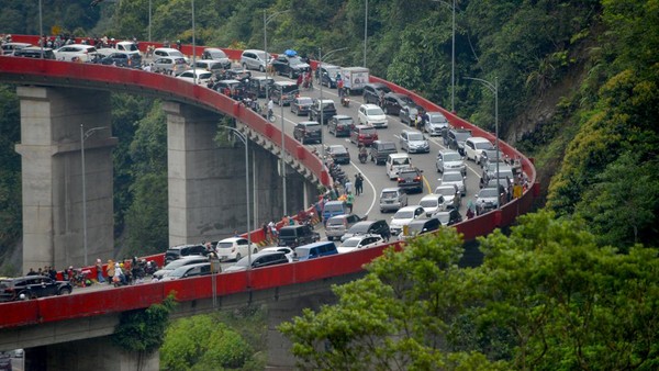 Flyover ini merupakan jalan raya berkontur tanjakan tajam berkelok melewati perbukitan yang merupakan salah satu barang milik negara di bawah satuan kerja Pelaksana Jalan Nasional Wilayah I Provinsi Sumatera Barat. Jalan ini bentuknya berkelok-kelok dan berjumlah sembilan buah. (ANTARA FOTO/Iggoy el Fitra) Flyover ini merupakan jalan raya berkontur tanjakan tajam berkelok melewati perbukitan yang merupakan salah satu barang milik negara di bawah satuan kerja Pelaksana Jalan Nasional Wilayah I Provinsi Sumatera Barat. Jalan ini bentuknya berkelok-kelok dan berjumlah sembilan buah. (ANTARA FOTO/Iggoy el Fitra)