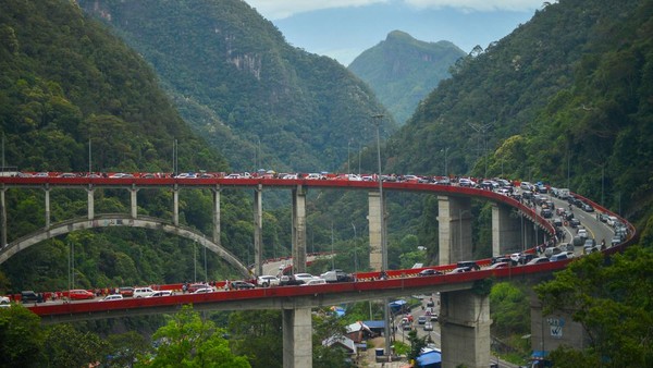 Kelok Sembilan berfungsi sebagai penghubung Provinsi Sumatera Barat dengan Provinsi Riau dalam rangka distribusi barang maupun pergerakan masyarakat. (ANTARA FOTO/Iggoy el Fitra) Kelok Sembilan berfungsi sebagai penghubung Provinsi Sumatera Barat dengan Provinsi Riau dalam rangka distribusi barang maupun pergerakan masyarakat. (ANTARA FOTO/Iggoy el Fitra)
