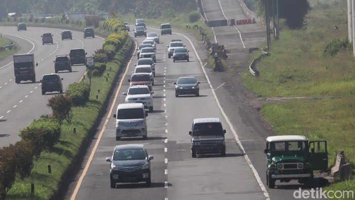 Arus lalu lintas di Tol Padaleunyi KM 148 arah Jakarta mulai ramai dilintasi pada arus balik mudik lebaran.

Dari pantauan, Kamis (5/5/2022) kendaraan yang datang dari arah Cileunyi menuju Jakarta lebih ramai dibandingkan arah sebaliknya.