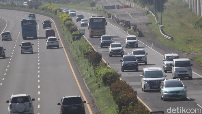 Arus Balik Tol Padaleunyi Arah Jakarta Mulai Ramai Arus lalu lintas di Tol Padaleunyi KM 148 arah Jakarta mulai ramai dilintasi pada arus balik mudik lebaran.
Dari pantauan, Kamis (5/5/2022) kendaraan yang datang dari arah Cileunyi menuju Jakarta lebih ramai dibandingkan arah sebaliknya.