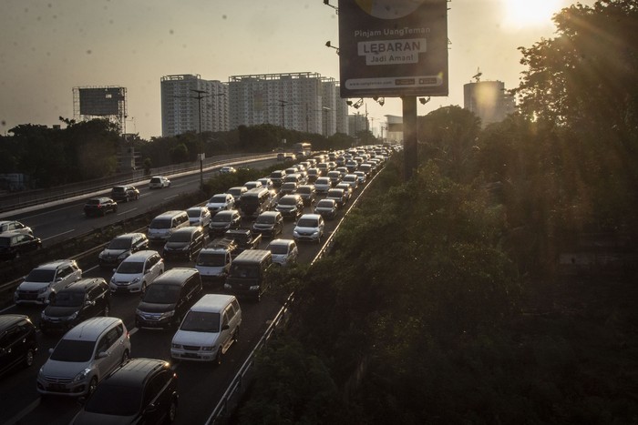 Aturan one way arus balik 2022 penting diketahui sebelum kepulangan mudik. Aturan one way diberlakukan guna menghindari kemacetan kendaraan.