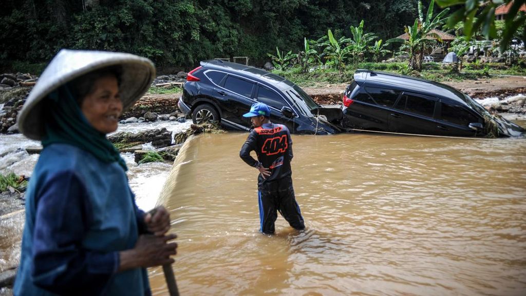 Detik-detik Banjir Bandang Terjang Sumedang: 2 Mobil Hanyut