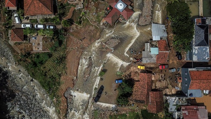 Banjir Bandang Melanda Sumedang Kondisi sebuah rumah akibat banjir bandang yang terjadi di Desa Baginda, Sumedang Selatan, Kabupaten Sumedang, Jawa Barat, Kamis (5/5/2022). Banjir bandang yang disebabkan luapan Sungai Cihonje akibat hujan deras pada Rabu (4/5/2022) sore tersebut membuat puluhan rumah terdampak, dua kendaraan hanyut dan satu orang korban masih dalam pencarian. ANTARA FOTO/Raisan Al Farisi/nym.