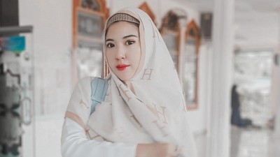 Potret Bella Sulian Si Aspri Hotman Paris dengan Hijab Saat Lebaran