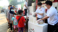 Hadir dalam acara tersebut, President of LG Electronics Indonesia, Lee Taejin membagikan makanan sehat dalam keadaan hangat dari microwave LG yang menjadi perangkat pendukung acara itu langsung kepada yang membutuhkan.