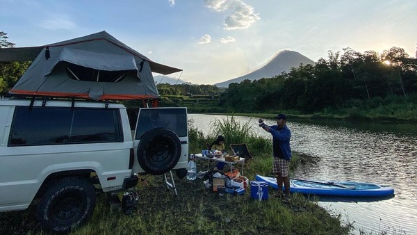 Wisatawan menikmati sarapan pagi bersama penyedia jasa wisata campervan Ombak Selatan di Lereng Gunung Merapi, Magelang, Jawa Tengah. Dok. Ombak Selatan