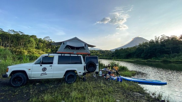 Wisatawan menikmati sarapan pagi bersama penyedia jasa wisata campervan Ombak Selatan di Lereng Gunung Merapi, Magelang, Jawa Tengah. Campervan adalah kendaraan yang juga digunakan sebagai akomodasi untuk tidur atau berkemah. Dok. Ombak Selatan Wisatawan menikmati sarapan pagi bersama penyedia jasa wisata campervan Ombak Selatan di Lereng Gunung Merapi, Magelang, Jawa Tengah. Campervan adalah kendaraan yang juga digunakan sebagai akomodasi untuk tidur atau berkemah. Dok. Ombak Selatan