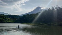 Wisatawan bermain Stand Up Paddle di aliran sungai Lereng Gunung Merapi, Magelang, Jawa Tengah. Di Amerika Serikat, peminat campervan semakin meningkat dan mulai menggantian impian dari memiliki rumah menjadi menjalani hidup dengan gaya nomaden atau berpindah-pindah dengan sebuah van. Dok. Ombak Selatan