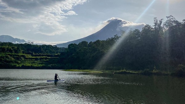 Wisatawan bermain Stand Up Paddle di aliran sungai Lereng Gunung Merapi, Magelang, Jawa Tengah. Di Amerika Serikat, peminat campervan semakin meningkat dan mulai menggantian impian dari memiliki rumah menjadi menjalani hidup dengan gaya nomaden atau berpindah-pindah dengan sebuah van. Dok. Ombak Selatan Wisatawan bermain Stand Up Paddle di aliran sungai Lereng Gunung Merapi, Magelang, Jawa Tengah. Di Amerika Serikat, peminat campervan semakin meningkat dan mulai menggantian impian dari memiliki rumah menjadi menjalani hidup dengan gaya nomaden atau berpindah-pindah dengan sebuah van. Dok. Ombak Selatan