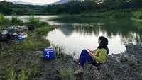 Wisatawan bermain membaca buku saat mengikuti trip wisata campervan di Lereng Gunung Merapi, Magelang, Jawa Tengah. Dalam sebuah campervan biasanya terdapat tempat tidur, rak penyimpanan, alat masak, toilet dan masih banyak lagi tergantung dari kebutuhan dan kemampuan sebuah van mengangkut barang. Dok. Ombak Selatan