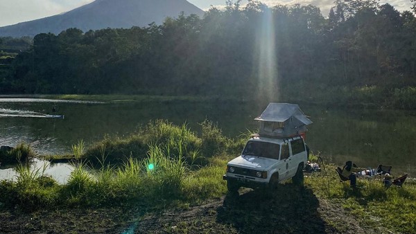 Wisatawan bermain membaca buku saat mengikuti trip wisata campervan di Lereng Gunung Merapi, Magelang, Jawa Tengah. Buat kamu yang ingin merasakan sensasinya, nggak perlu harus punya kok, karena sudah ada banyak jasa penyewaan campervan di Indonesia, salah satunya Ombak Selatan. Dok. Ombak Selatan Wisatawan bermain membaca buku saat mengikuti trip wisata campervan di Lereng Gunung Merapi, Magelang, Jawa Tengah. Buat kamu yang ingin merasakan sensasinya, nggak perlu harus punya kok, karena sudah ada banyak jasa penyewaan campervan di Indonesia, salah satunya Ombak Selatan. Dok. Ombak Selatan