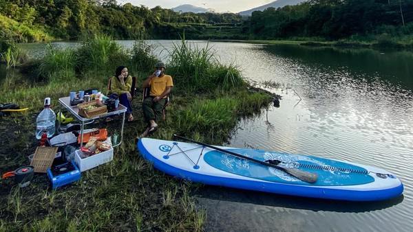 Wisatawan menikmati sarapan pagi bersama penyedia jasa wisata campervan Ombak Selatan di Lereng Gunung Merapi, Magelang, Jawa Tengah. Untuk menyewa sebuah campervan, Ombak Selatan membandrol dengan kisaran Rp1 juta hingga Rp2 juta per malam. Lokasi campingnya bisa di lereng Gunung Merapi, Waduk Sermo, Sungai Selopaimoro Imogiri, kawasan Gunung Kidul hingga Pacitan. Dok. Ombak Selatan Wisatawan menikmati sarapan pagi bersama penyedia jasa wisata campervan Ombak Selatan di Lereng Gunung Merapi, Magelang, Jawa Tengah. Untuk menyewa sebuah campervan, Ombak Selatan membandrol dengan kisaran Rp1 juta hingga Rp2 juta per malam. Lokasi campingnya bisa di lereng Gunung Merapi, Waduk Sermo, Sungai Selopaimoro Imogiri, kawasan Gunung Kidul hingga Pacitan. Dok. Ombak Selatan