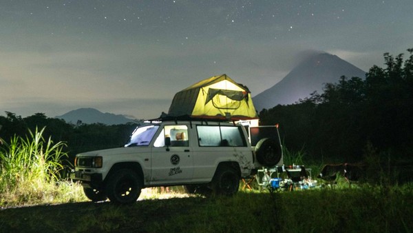 Suasana malam di Lereng Gunung Merapi, Magelang, Jawa Tengah. Gimana detikers, tertarik nggak nih liburan dengan campervan? Dok. Ombak Selatan